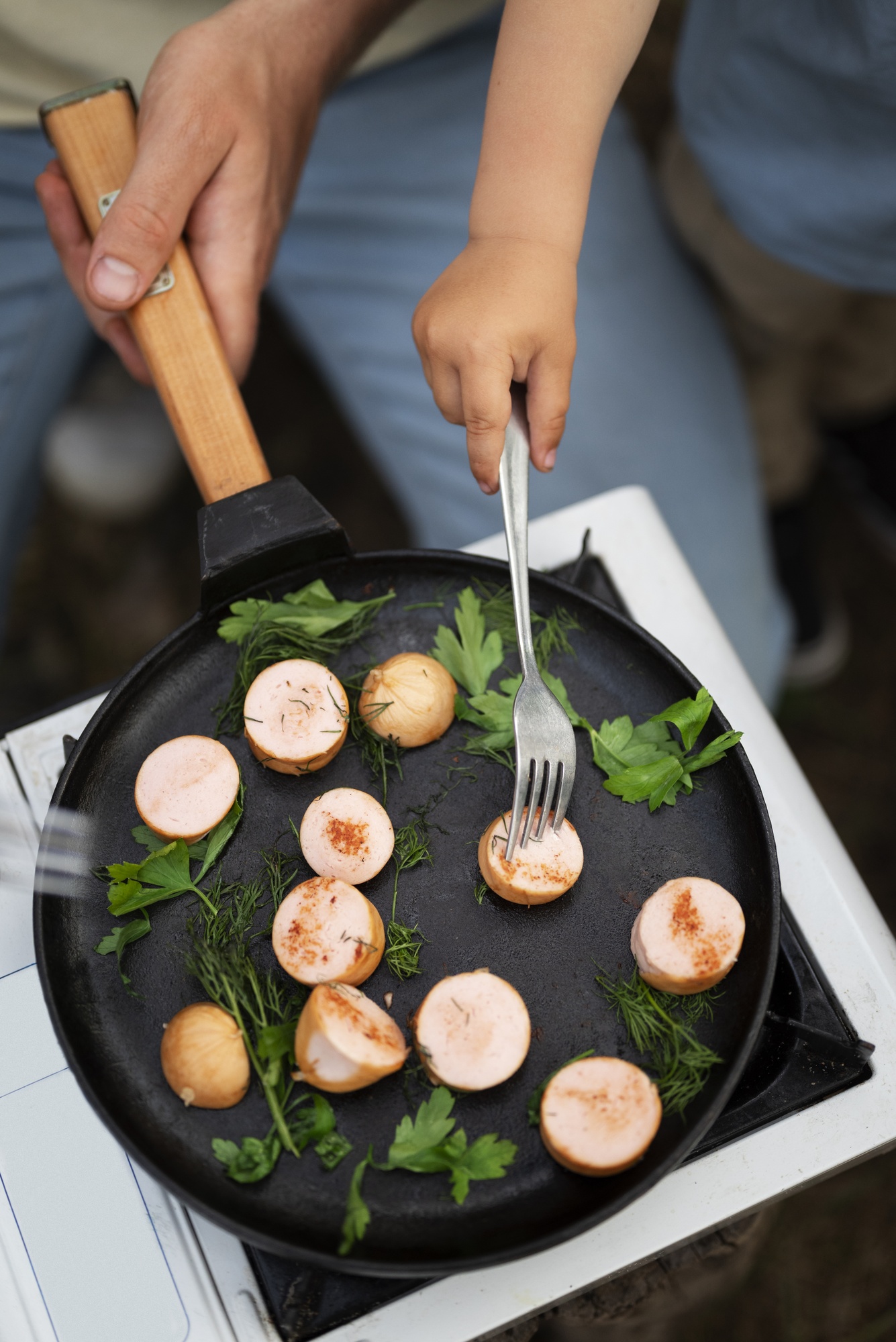 Small: hands searing scallops
